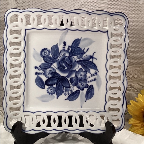 Lillian Vernon Cobalt Blue & White Floral Square Plate Lattice Edge 8” - Picture 1 of 16